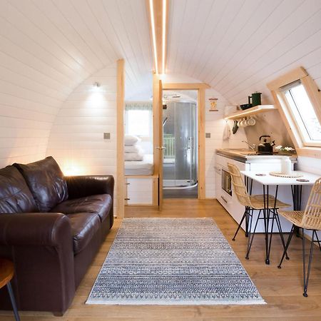 Villa Spectacular Mountain View Ecopod Newtonmore Exterior foto