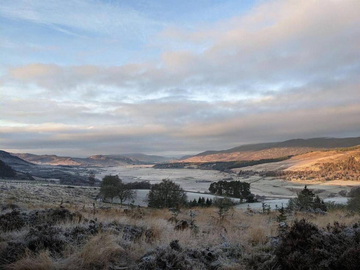 Villa Spectacular Mountain View Ecopod Newtonmore Exterior foto