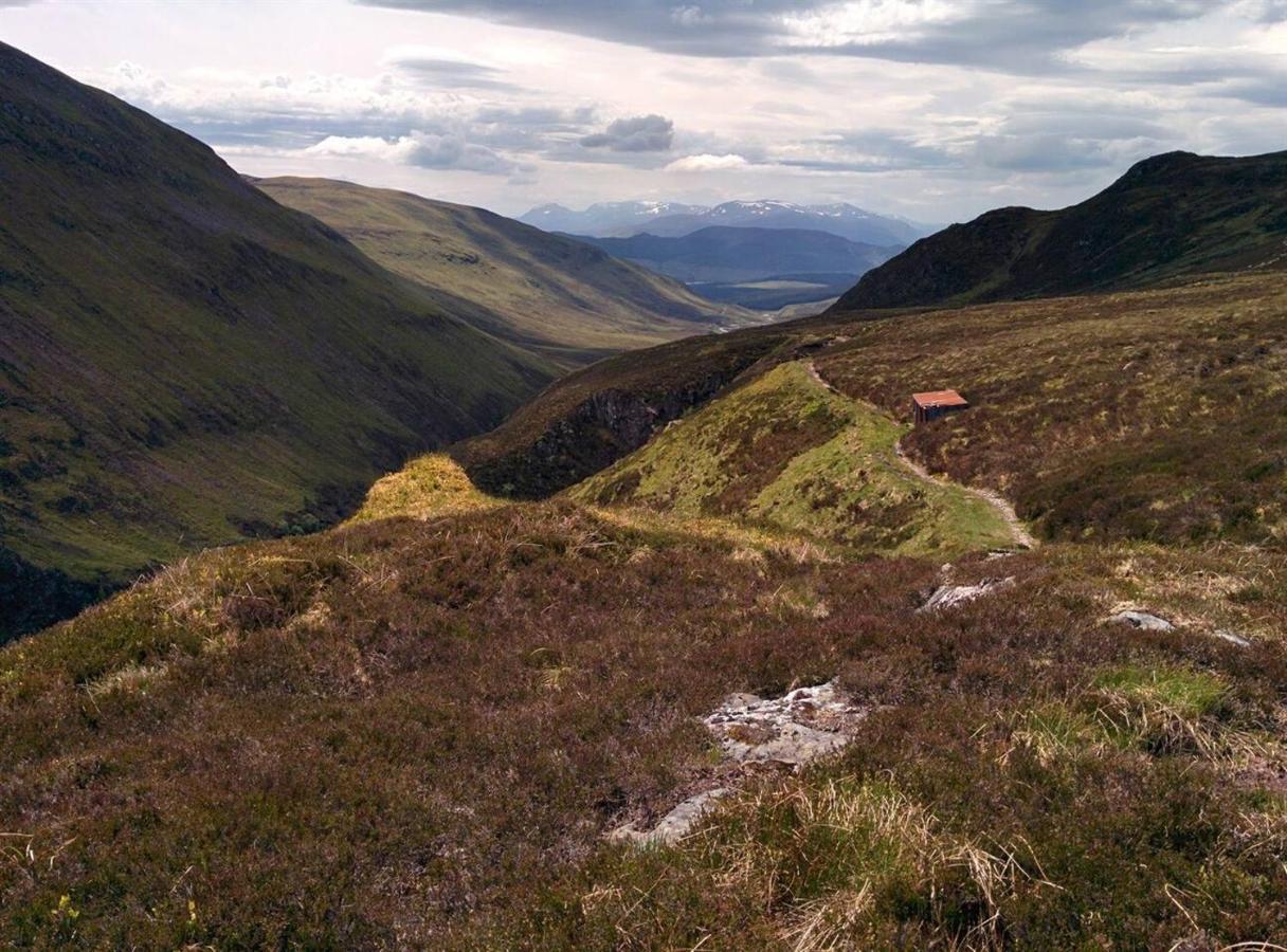 Villa Spectacular Mountain View Ecopod Newtonmore Exterior foto
